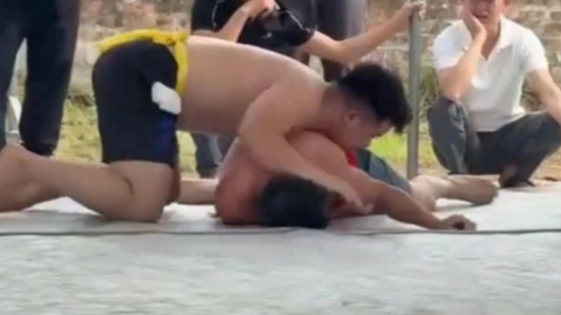 Rò rỉ cờ nhíp đô vật ng:ã bất động trên s:ới v:ật hội làng Hà Nội, hé lộ toàn bộ diễn biến: Nhìn mà sợ thật.