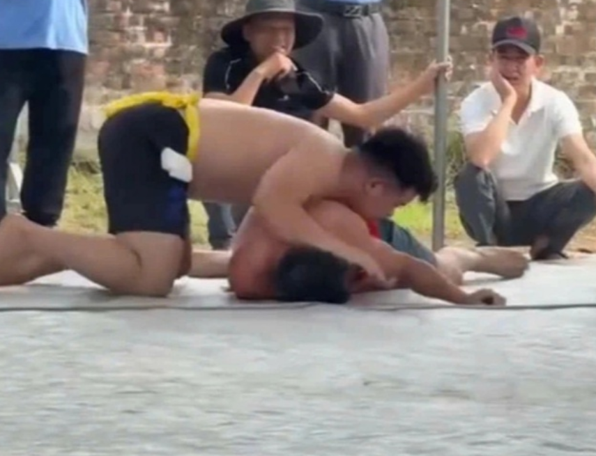 Rò rỉ cờ nhíp đô vật ng:ã bất động trên s:ới v:ật hội làng Hà Nội, hé lộ toàn bộ diễn biến: Nhìn mà sợ thật.