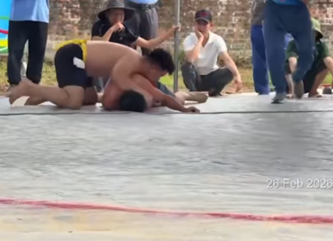 Bác sĩ nói về vụ đô vật g:ãy c:ổ, t:uvo:ng trong ngày hội làng đầu năm: Phân tích rõ cú ng:ã.