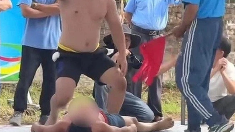 Vụ đô vật t:uvo:ng ở hội làng Thái Lai (Hà Nội): Chuyên gia khuyên cần siết ‘khung an toàn’ cho hội vật.