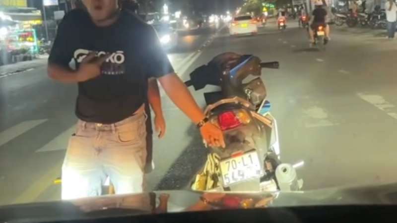 Rõ lời khai nam thanh niên đi xe máy ch:ặn đ:ầu ô tô giữa đường ở Tây Ninh, nguồn cơn chỉ từ chuyện nhỏ nhặt.