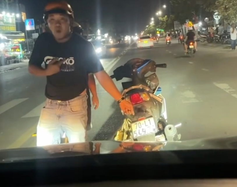 Rõ lời khai nam thanh niên đi xe máy ch:ặn đ:ầu ô tô giữa đường ở Tây Ninh, nguồn cơn chỉ từ chuyện nhỏ nhặt.