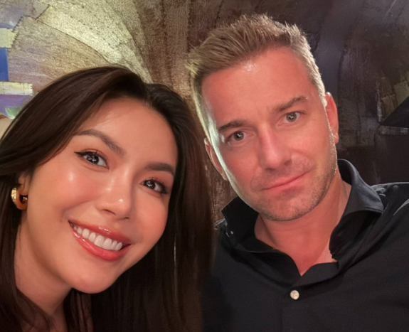 Một người mẫu nổi tiếng bị mắc kẹt ở Oman: Giờ đi cũng không được, mà ở cũng chẳng xong.