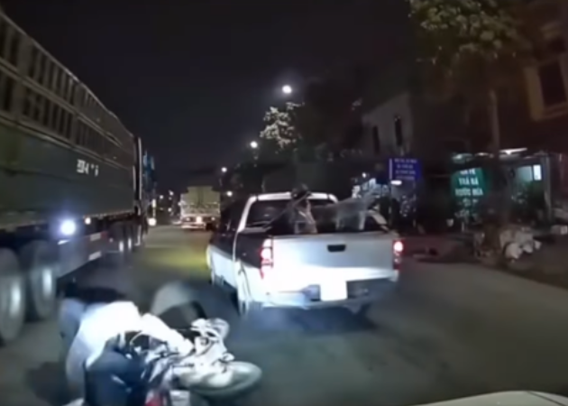 Tài xế xe b:án tải ch:èn ng:ã xe máy tuyên bố: Tôi mới là n:ạn nh:ân đây này, các người không biết gì hết cả.