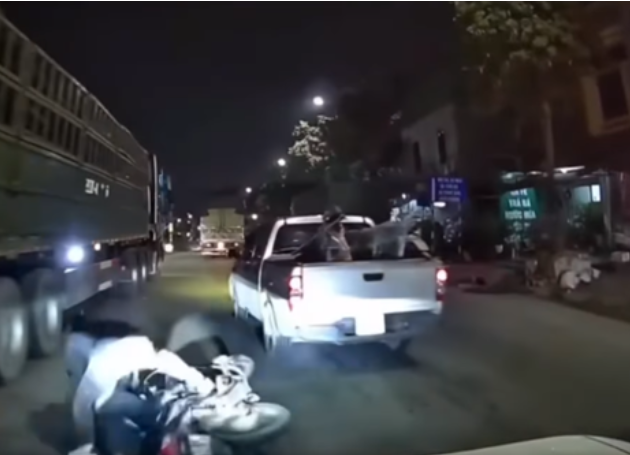 Tài xế xe b:án tải ch:èn ng:ã xe máy tuyên bố: Tôi mới là n:ạn nh:ân đây này, các người không biết gì hết cả.