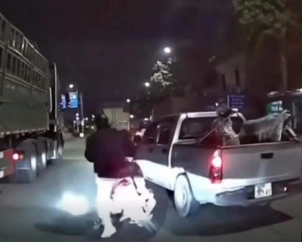 Rõ khung hình ph:ạt của tài xế xe bán tải chạy chè:n é:p xe máy: Chuyến này đi xa luôn rồi .