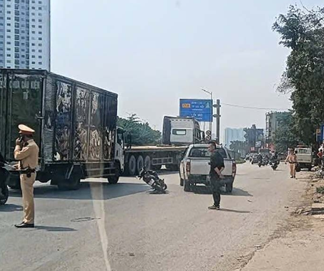 Công an làm việc, tạo dựng lại hiện trường vụ xe bán tải “tạ:t đầ:u” ch:èn ng:ã người đi xe máy chở trẻ em: Chuyến này đi hơi lâu rồi đấy!