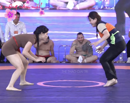 Nữ đô vật xinh đẹp nói thẳng về việc bị quấy rối tại giải vật hội làng ở Hà Nội: Thái độ của dâ:n mạ:ng mới gây s:ố/c