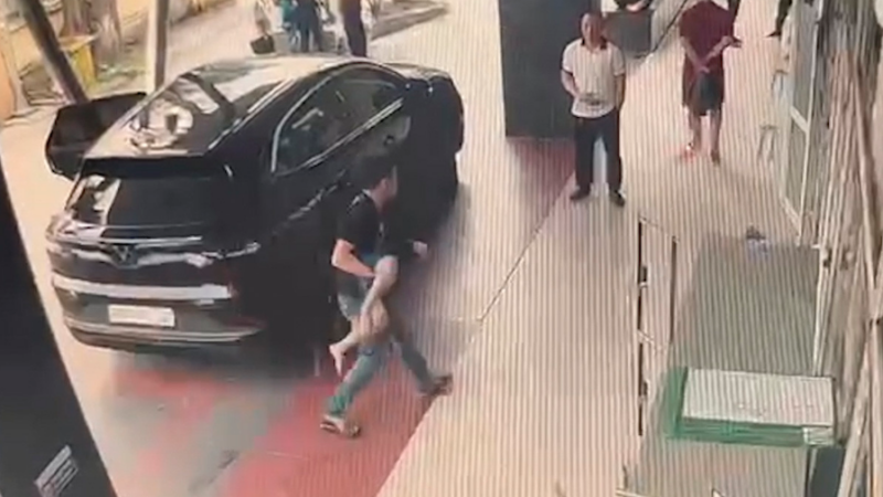 Lần đầu tiên một người đàn ông vượt đèn đỏ mà ai ai cũng tán dương: Thật là một tấm lòng tốt.