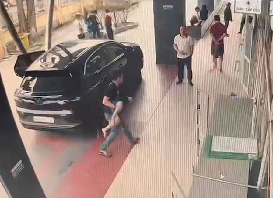 Lần đầu tiên một người đàn ông vượt đèn đỏ mà ai ai cũng tán dương: Thật là một tấm lòng tốt.