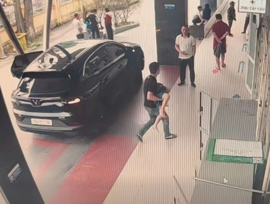 Rõ lời kể của người đàn ông chấp nhận vượt đèn đỏ, lấn làn để đưa bé 7 tuổi h:óc d:ị v:ật đi cấ:p cứ:u.