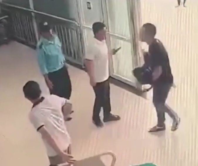 Vụ tài xế vượt đèn đỏ để cứu người, bà nội kể tất tần tật: “Cháu ăn kẹo, không may gặp n:ạn”