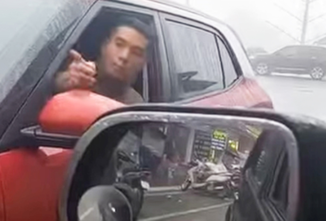 Rõ danh tính tài xế ô tô con đi ngược chiều, không chịu nhường ai: Lại còn thách thức đỗ nguyên ngày.