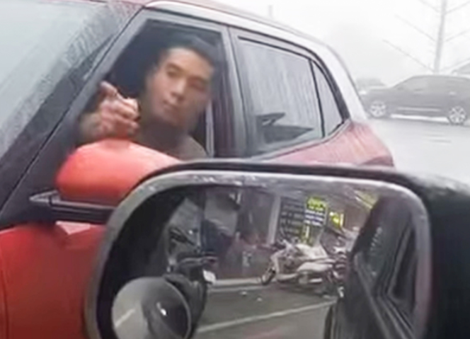 Rõ danh tính tài xế ô tô con đi ngược chiều, không chịu nhường ai: Lại còn thách thức đỗ nguyên ngày.