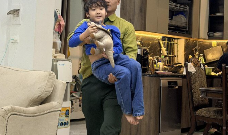 Đại úy Thăng Văn Cương chăm sóc con trai Hòa Minzy trong căn biệt thự bề thế ở Bắc Ninh: Số anh sướ:ng thật đấy, sẵn hết rồi.