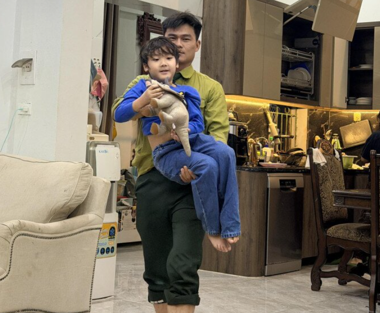 Hòa Minzy nói về cách ăn diện của chồng: “Giản dị, lái xe máy chở bé Bo, không cần xe sang, nhà to, chỉ vậy là đủ”