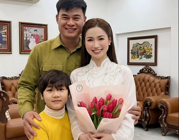 Nghi bị lộ ảnh con gái treo trong nhà, Hoà Minzy lên tiếng khẳng định: ” Làm gì có chuyện đấy”, khiến nhiều người hụt hẫng.