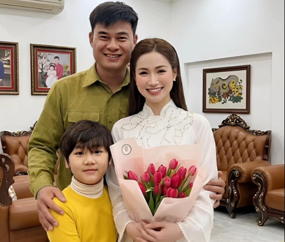 Nghi bị lộ ảnh con gái treo trong nhà, Hoà Minzy lên tiếng khẳng định: ” Làm gì có chuyện đấy”, khiến nhiều người hụt hẫng.