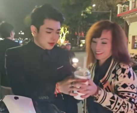 “Cô dâu 62 tuổi” Thu Sao công khai bạn trai mới sau l:y hô:n Hoa Cương: Nhan sắc thượng thừa, đẹp hơn chồng cũ rất nhiều.