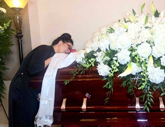 Mẹ Kasim Hoàng Vũ khóc ngất bên linh cữu con trai: “Có nhiều nghệ sĩ đến tiễn đưa”