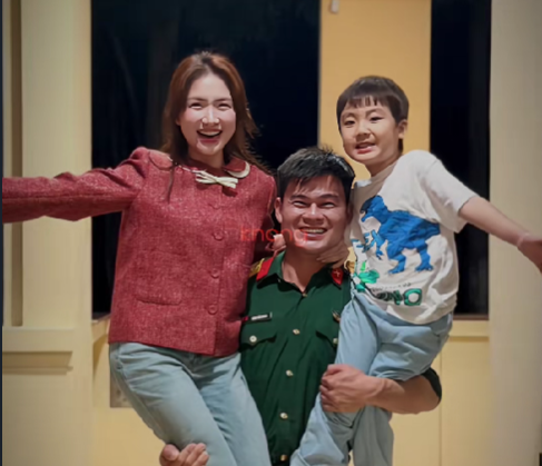 Đại úy Văn Cương đưa Hòa Minzy ra mắt bạn bè: “Còn hành động thế này giữa chốn đông người nữa chứ”