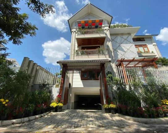 Tiết lộ bên trong căn biệt thự tiền tỷ của doanh nhân Ngọc Tiền: Toàn đồ dùng hạng sang, đắt đỏ.