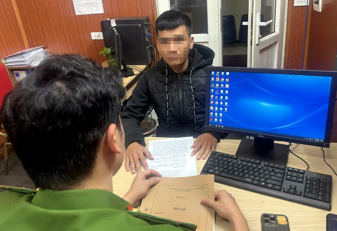 Hé lộ nguyên nhân vụ nam thanh niên chặ:n xe, đá::nh phụ nữ trong ngõ ở Hà Nội: B:ức xúc quá đi.