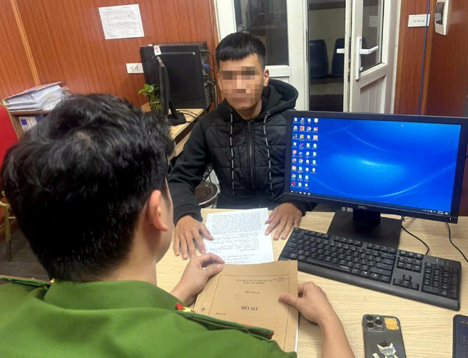 Hé lộ nguyên nhân vụ nam thanh niên chặ:n xe, đá::nh phụ nữ trong ngõ ở Hà Nội: B:ức xúc quá đi.