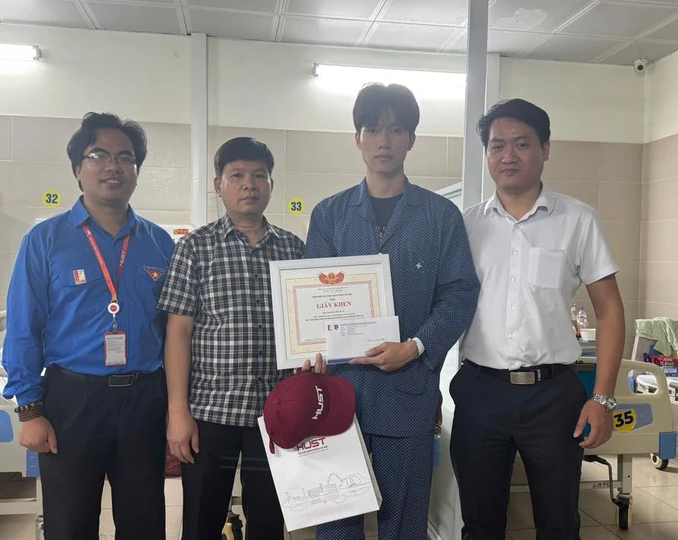 Giám đốc ĐH Bách khoa Hà Nội khen thưởng nam SV đ:ậ:p mái tôn cứu người trong đám cháy: Quá xứng đáng luôn.