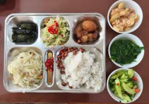 Phụ huynh đồng loạt xin cắt cơm trưa sau vụ 300 tấn th::ị:t heo b::ệ:nh: Nhà trường lên tiếng về nguồn thực phẩm, không thể chấp nhận được