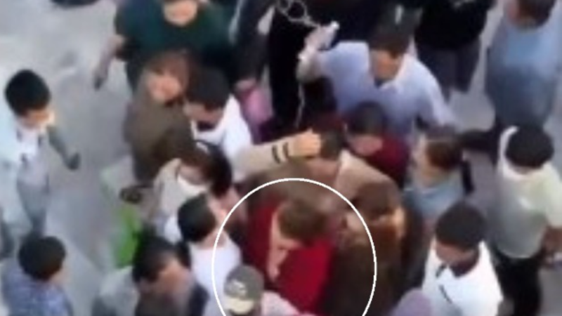 Đã b:ắ::t thêm 7 người vụ cư::ớ:p gi:ật vàng tại Liên Hoa Bảo Tháp, rõ đường dây dàn cảnh móc túi lộ phương thức hoạt động: Tinh vi quá luôn.