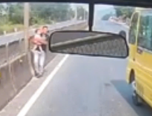 Tài xế giải cứu kịp thời bé gái chập chững đi giữa đường ở quốc lộ 1: Hành động quá tuyệt vời.