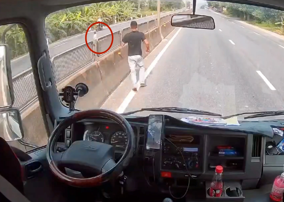 Rõ danh tính tài xế bỏ xe, lao qua dải phân cách ôm bé gái giữa quốc lộ 1: CA đã phải liên hệ.