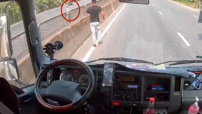 Rõ khoảnh khắc tài xế xe tải cứu bé gái 2 tuổi giữa quốc lộ: Hành động xứng đáng triệu tym.