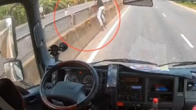 Rõ lời kể của anh tài xế cứu bé gái giữa quốc lộ 1: “Không ngờ anh xử lý nhanh vậy luôn ấy”