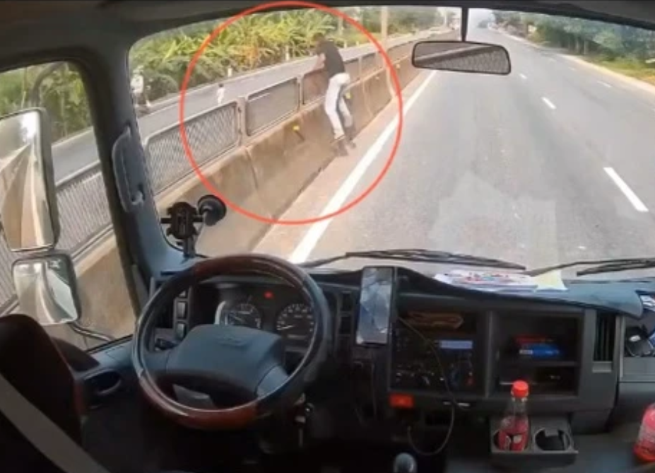 Rõ lời kể của anh tài xế cứu bé gái giữa quốc lộ 1: “Không ngờ anh xử lý nhanh vậy luôn ấy”