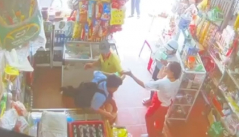 Một người đàn ông bất ngờ đ::á:nh đ::ậ:p học sinh tại tiệm tạp hóa ở Huế: Rõ diễn biến gây chú ý.