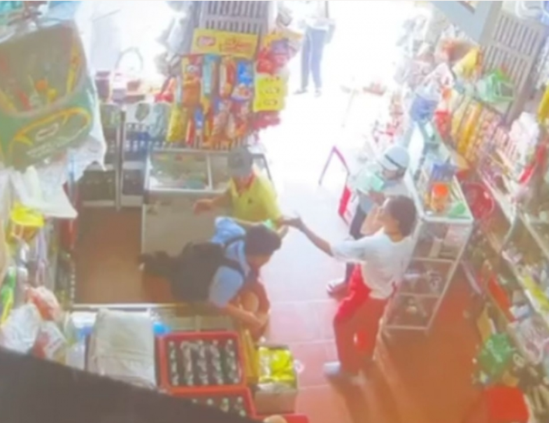 Một người đàn ông bất ngờ đ::á:nh đ::ậ:p học sinh tại tiệm tạp hóa ở Huế: Rõ diễn biến gây chú ý.