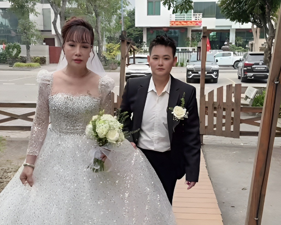 “Cô dâu 62 tuổi” Thu Sao chụp ảnh cưới với tình trẻ sau ly hôn: Thái độ của chồng cũ mới gây bất ngờ.