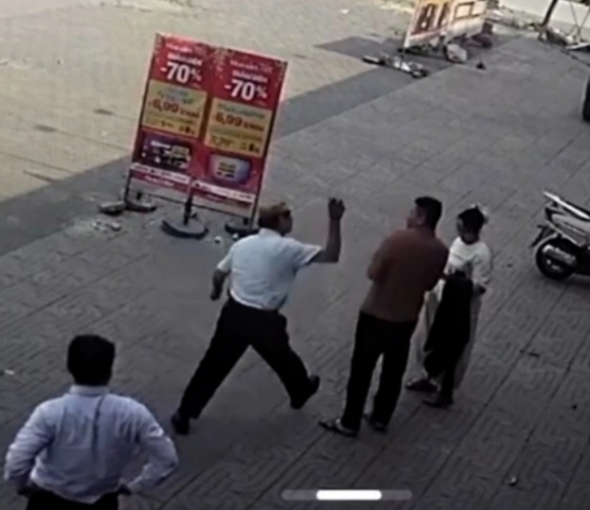 Tài xế cầm gạch hà::nh hu::ng đôi vợ chồng ở Nghệ An: Không thể chấp nhận nổi