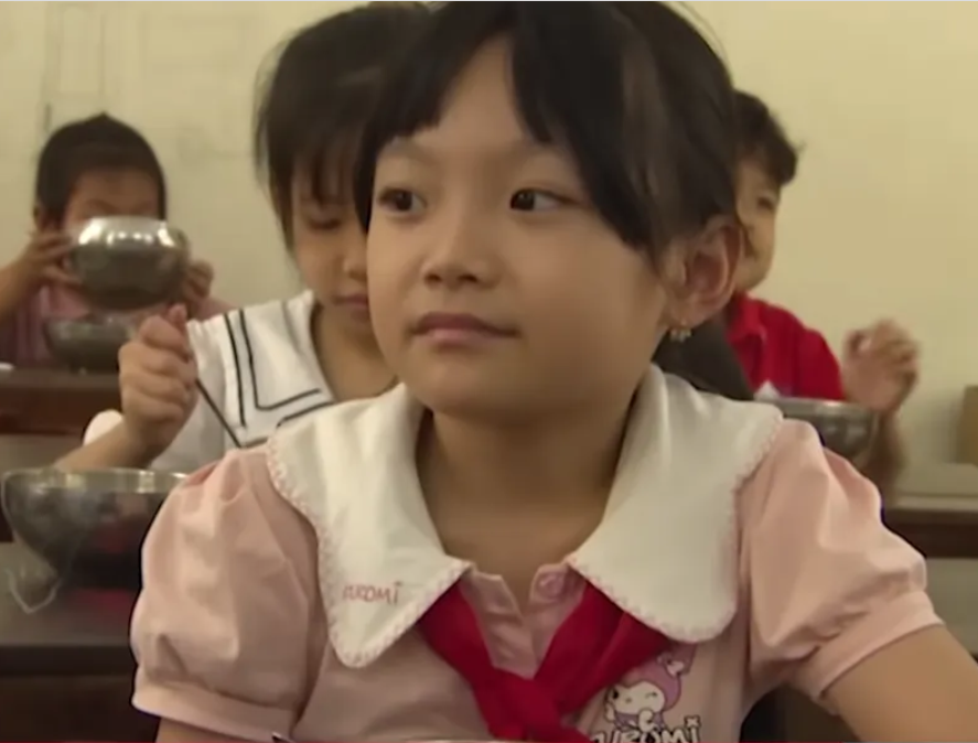 Bé gái học lớp 3 đang rần rần khi được phỏng vấn chuyện ăn được thịt gà: “Viral cho:áng ng:ợp khi trả lời cực tỉnh”