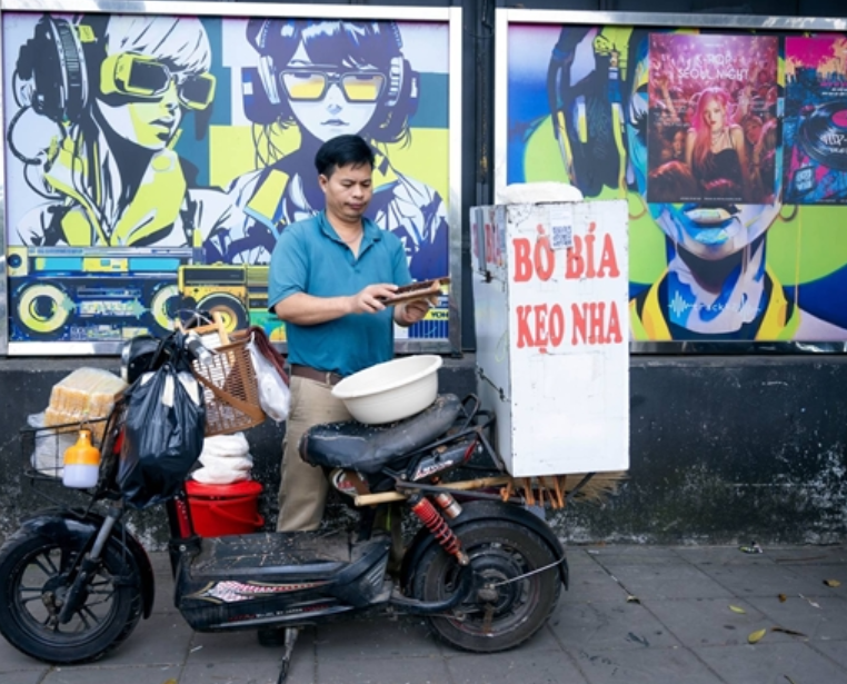 Rõ danh tính anh bán bò bía quanh hồ Tây đang rần rần lúc này: Có quá khứ ít ai ngờ tới.