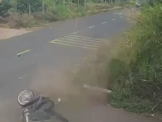 Cơ quan chức năng lên tiếng vụ nam sinh Đắk Lắk t:uvo:ng tại chỗ vì t:ai n:ạn, xe phía sau quay đầu rời đi .