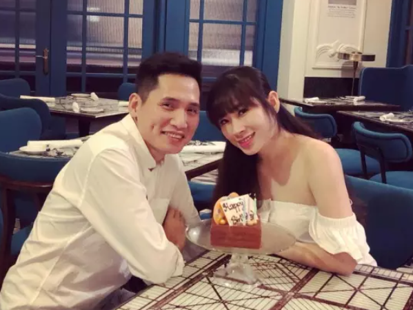 Rõ chân dung bà xã giỏi giang, xinh đẹp của BTV Quốc Khánh: Không phải dạng vừa đâu đấy nhé!