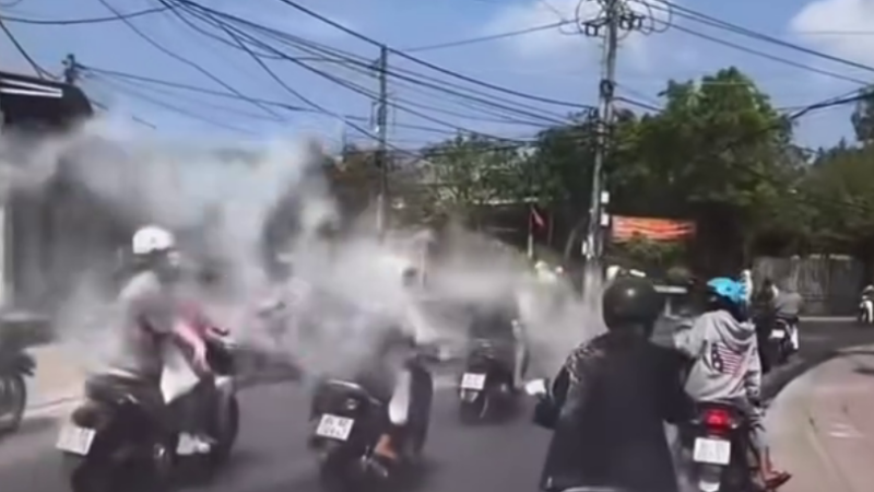 Xử lý 30 thanh, thiếu niên chạy xe máy đùa giỡn, ném bột vào người đi đường: Quá bức xúc.