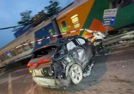 Rõ khoảnh khắc ô tô con kẹt trên đường ray, bị tàu hỏa tô::ng biế:n dạ:ng: Bao nhiêu vụ rồi mà vẫn không rút kinh nghiệm, chán thật.