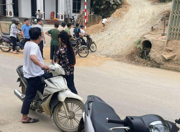 Không thể tin nổi: Chỉ vì 100k nghi con ăn tr:ộm mà người bố đ:á::nh con t:uvo*g rồi chôn trên đồi.