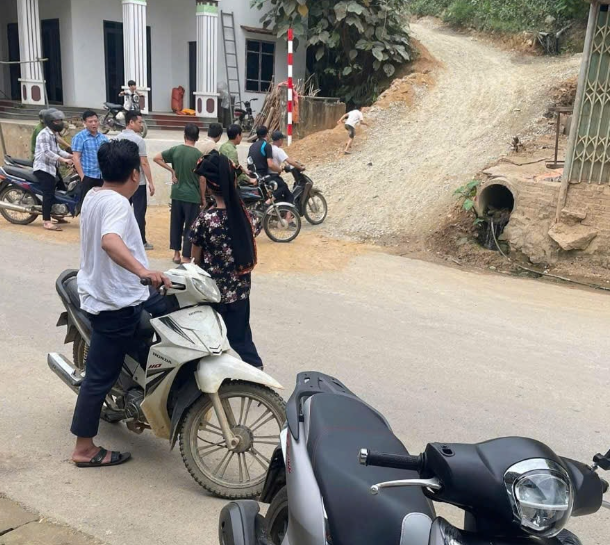 Không thể tin nổi: Chỉ vì 100k nghi con ăn tr:ộm mà người bố đ:á::nh con t:uvo*g rồi chôn trên đồi.