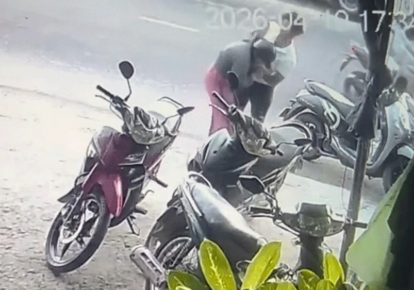 Chuyện gì thế này, người đàn ông bất ngờ á:p s:át xe, lao vào hà:nh hu:ng người phụ nữ không quen biết giữa phố: Bức xúc quá đi.