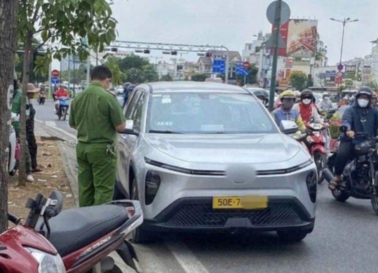 Rõ nguyên nhân tài xế taxi bất ngờ t:uvo*g sau cuộc gọi điện cho người thân tại đại lộ TP.HCM: Không ngờ thật.